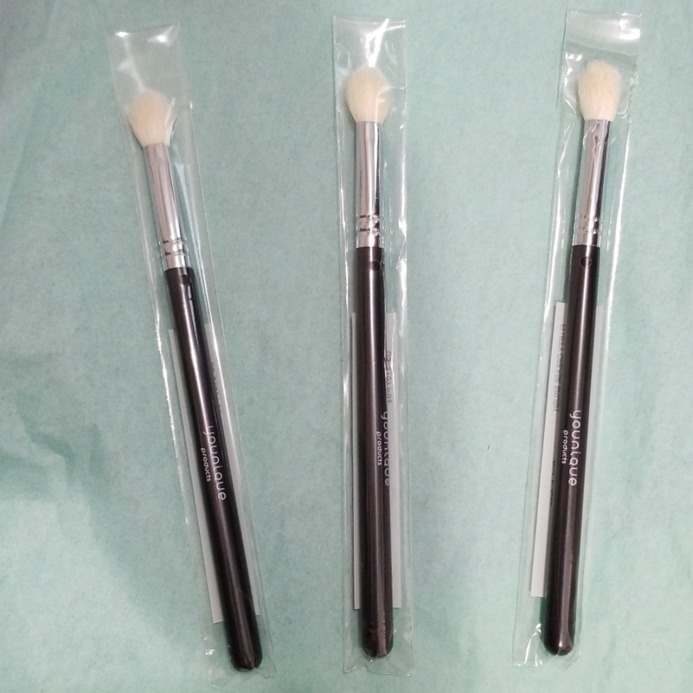 Fluffy crease brush
